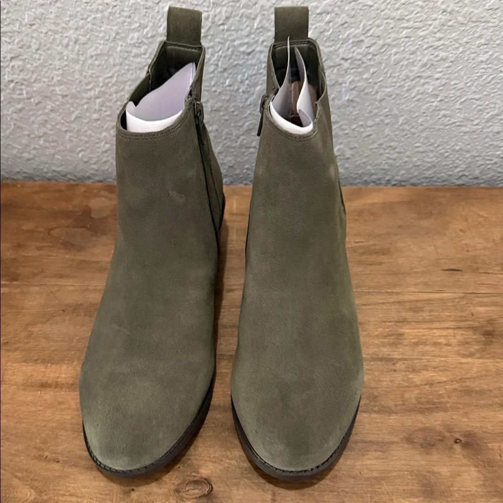 Vionic Olive Green Suede Ankle Boots size 9.5 wide NEW IN BOX - Picture 2 of 10